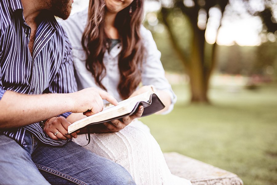 couple-lisant-bible